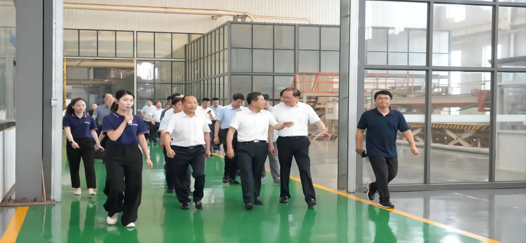 省人大常委會副主任、黨組書記楊東奇到新港集團(tuán)走訪調(diào)研，點(diǎn)贊新港仿生膠技術(shù)創(chuàng)新